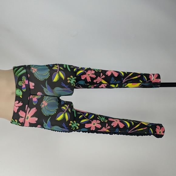 Nike Women's Tights Size Small Black Pink Green Floral Birds Ruched 3/4 Length - Picture 2 of 11